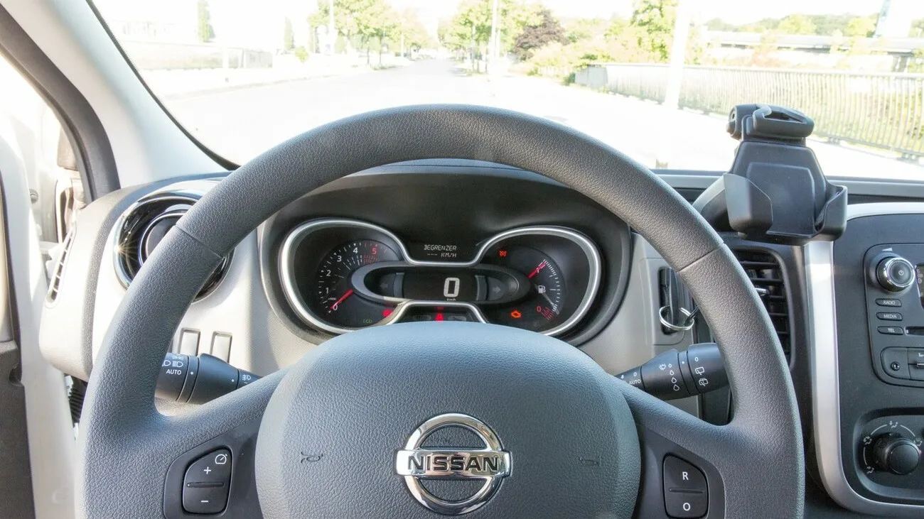 Nahaufnahme aus Fahrerperspektive auf das Lenkrad des Nissan NV300.