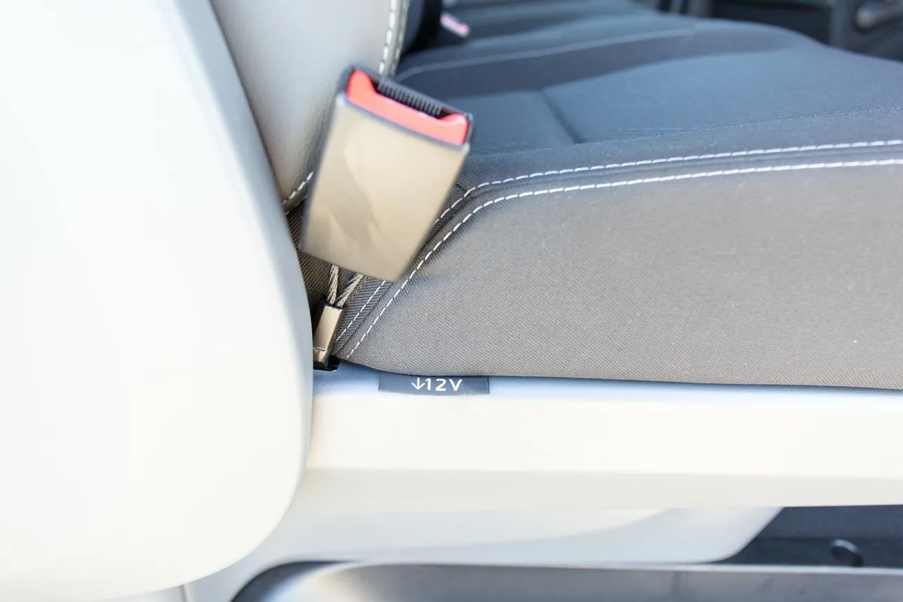 Nahaufnahme des Anschnallers im Fahrzeuginneren des Nissan NV300.