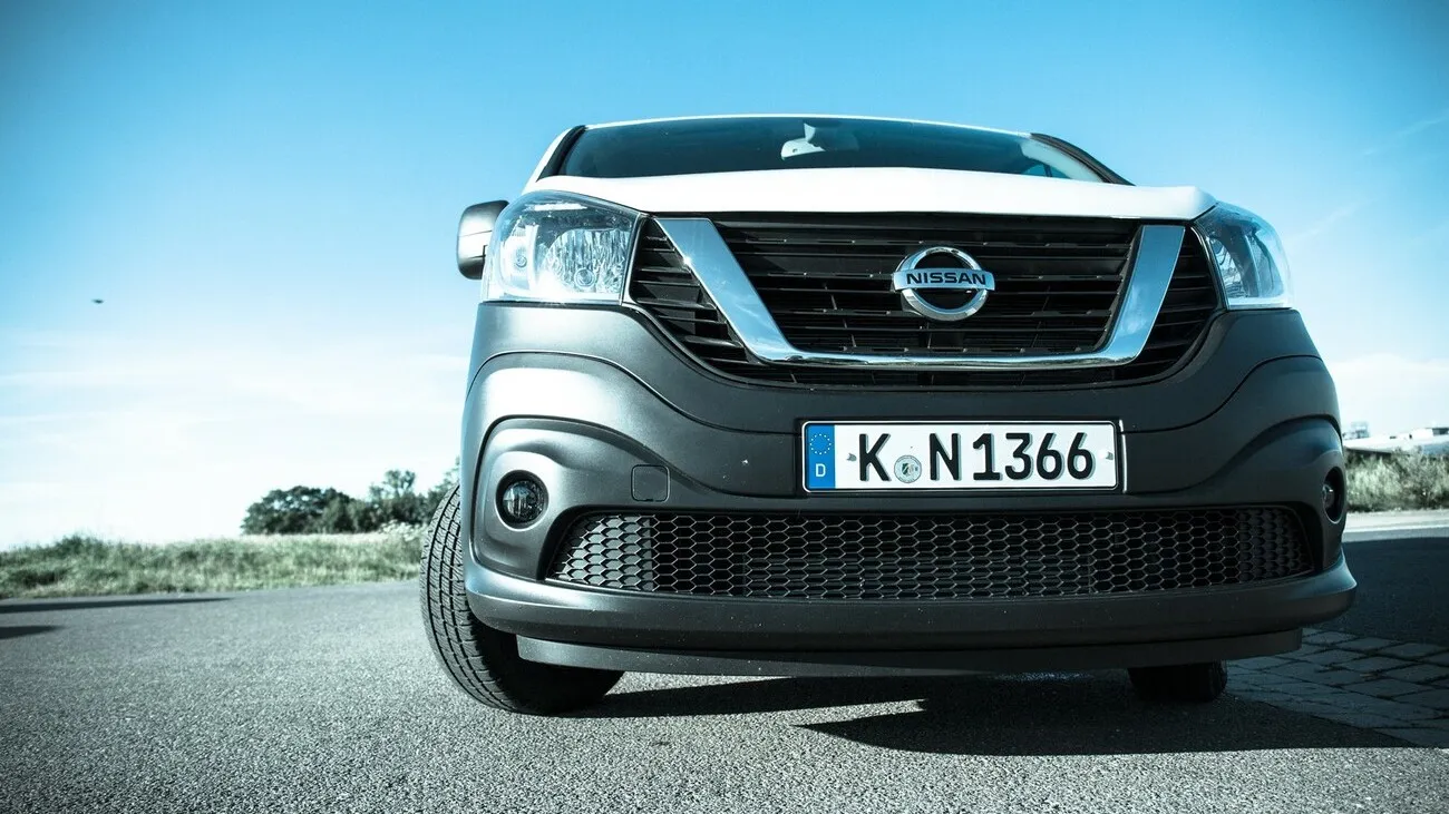 Der Nissan NV300 von vorne aus Froschperspektive.