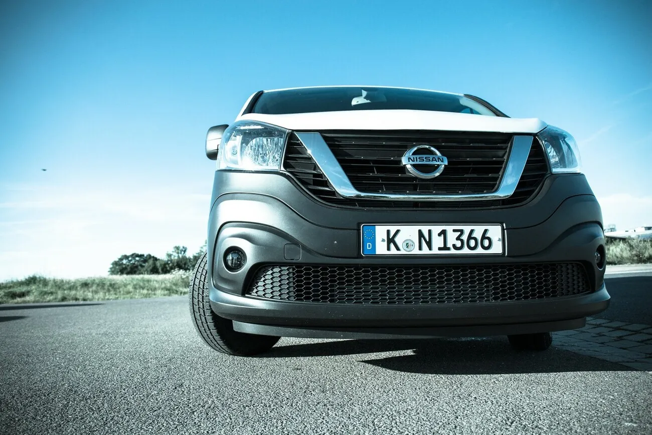 Der Nissan NV300 von vorne aus Froschperspektive.