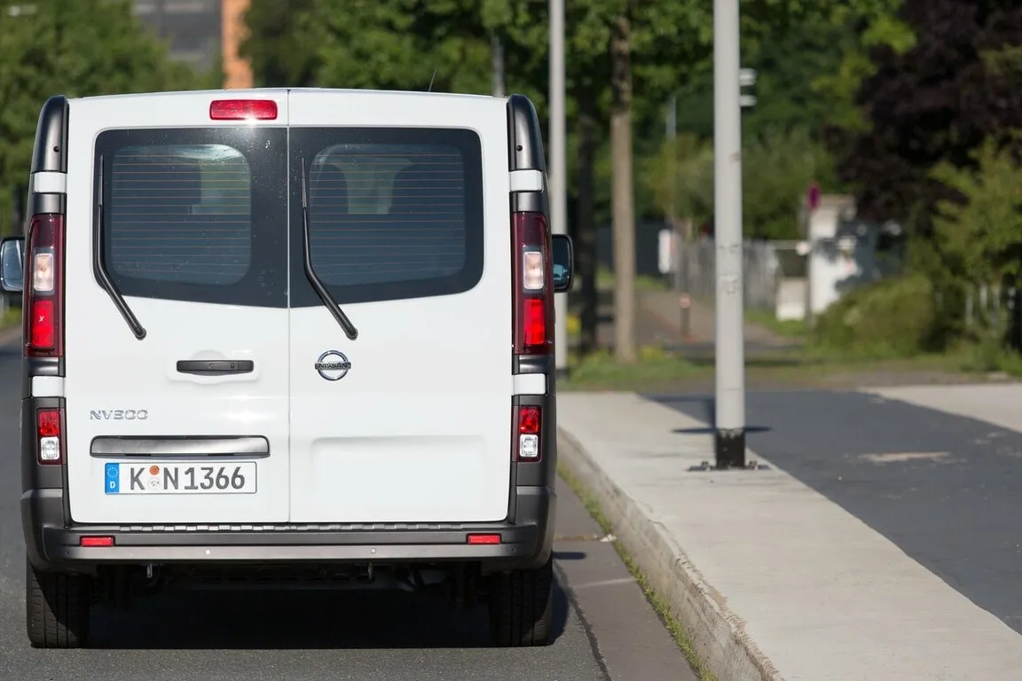 Der Nissan NV300 am Straßenrand von hinten zu sehen.