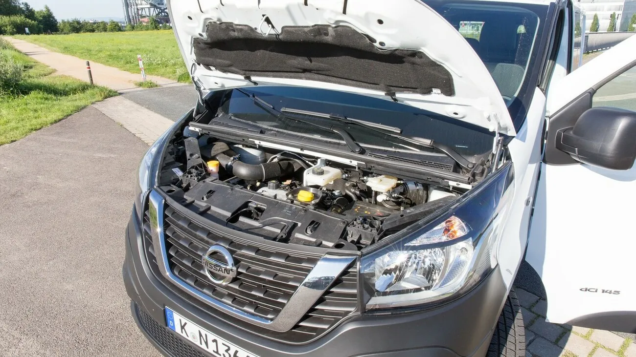 Der Nissan NV300 von vorne mit geöffneter Motorhaube.