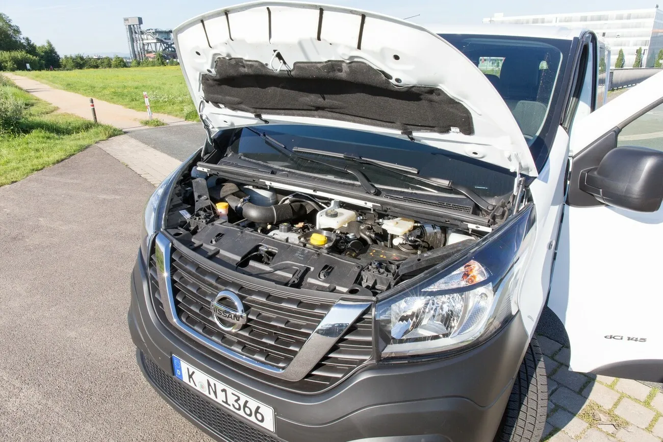 Der Nissan NV300 von vorne mit geöffneter Motorhaube.