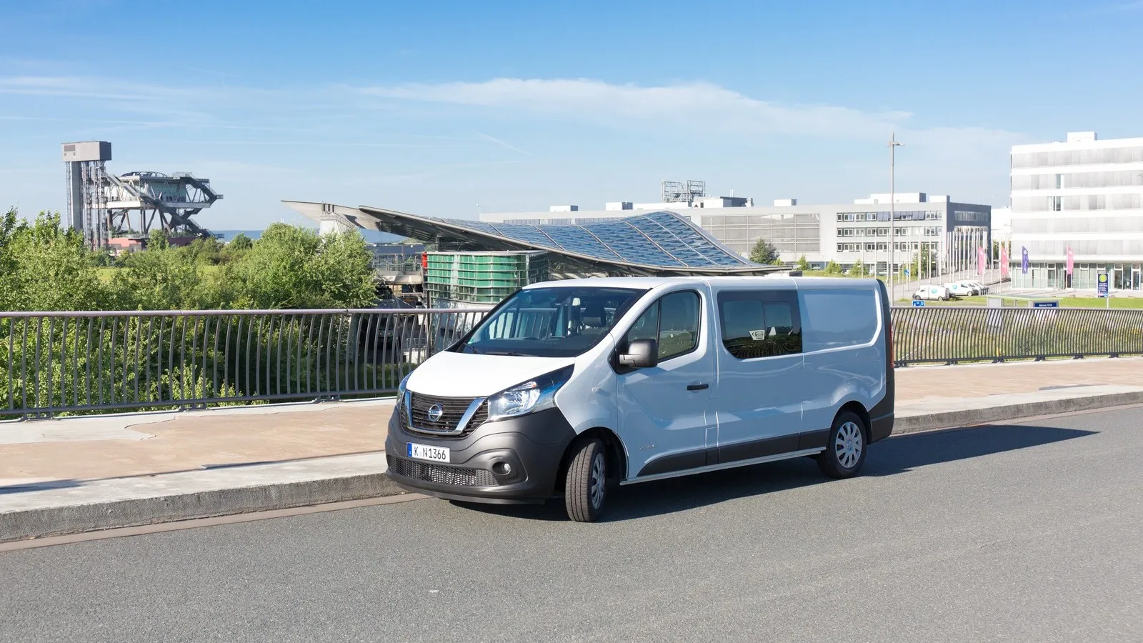 Der weiße Nissan NV300 auf der Straße, in seitlicher Ansicht.