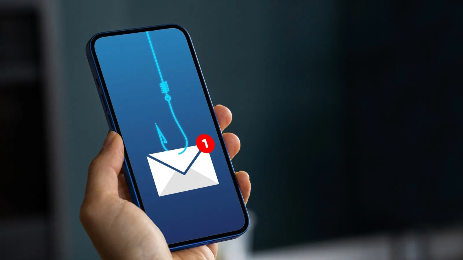 Ein Smartphone, welches einen Briefumschlag als Symbol für eine Mail zeigt. Dieser befindet sich an einem Haken.
