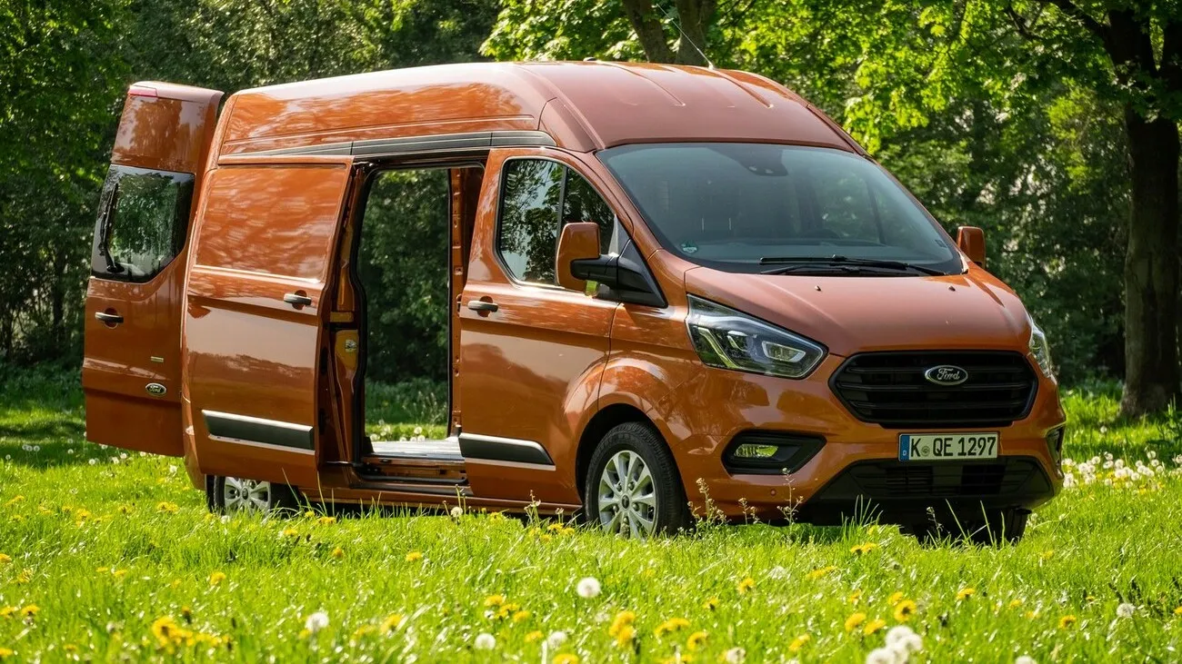 Schräge Seitenansicht des Ford Transit Custom mit geöffneter Tür. 