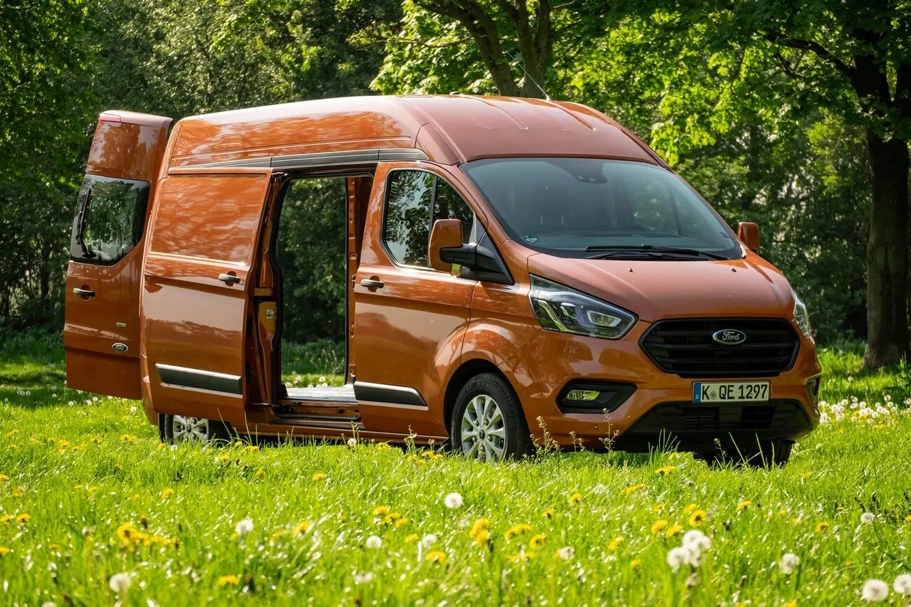 Schräge Seitenansicht des Ford Transit Custom mit geöffneter Tür. 