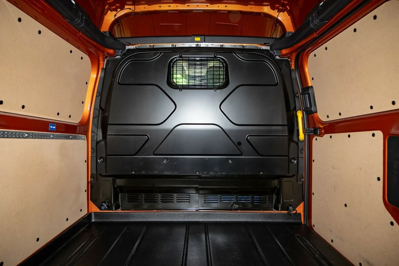 Nahaufnahme des Innenraums des Ford Transit Custom mit Blick auf die Ladefläche.