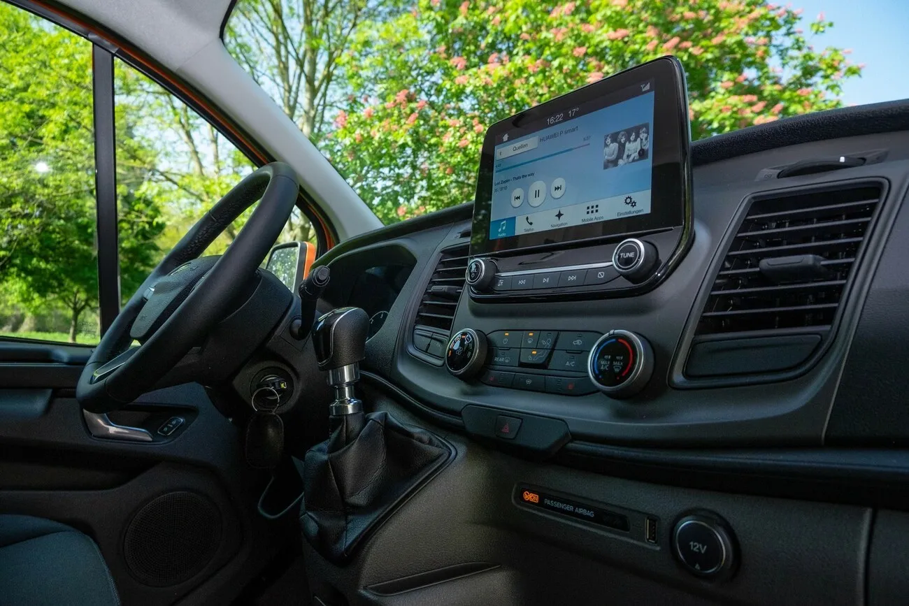Innenraum des Ford Transit Custom mit Blick aufs Cockpit aus Beifahrerperspektive.