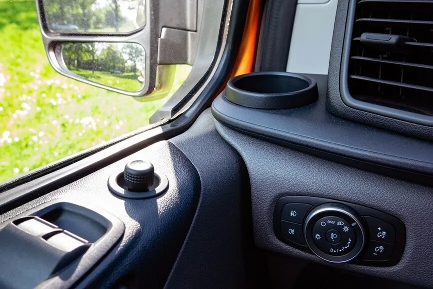 Nahaufnahme der Bedienmöglichkeiten an der Fahrertür des Ford Transit Custom.