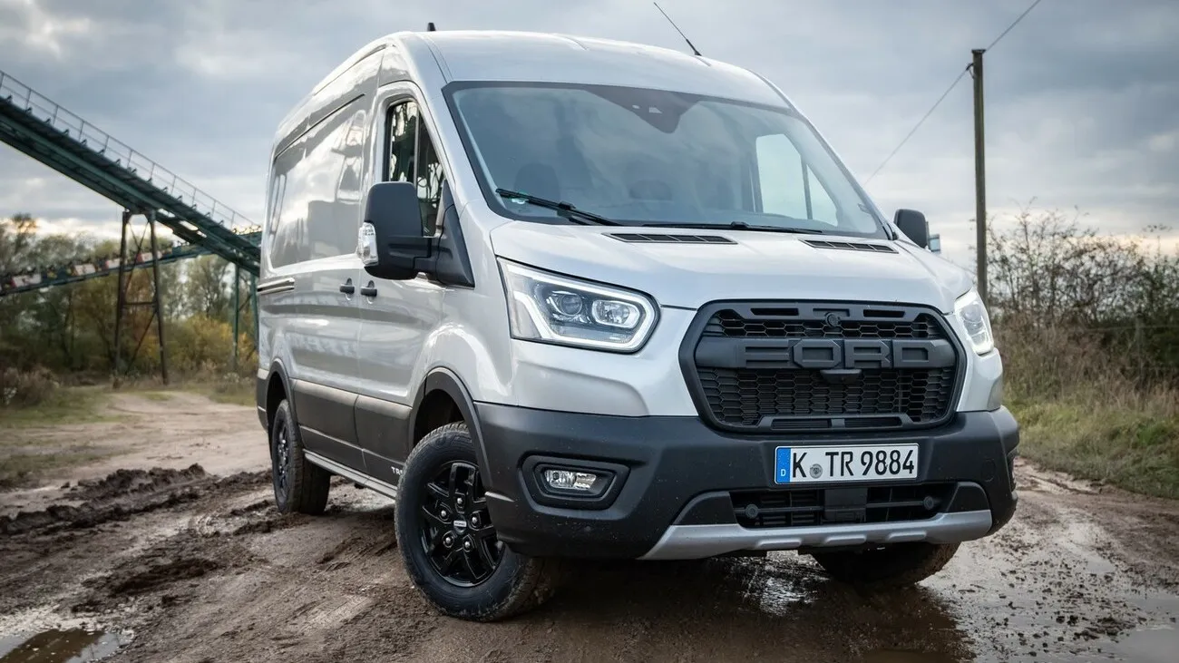 Der Ford Transit Trail 4x4 in einer leicht seitlichen Frontansicht.