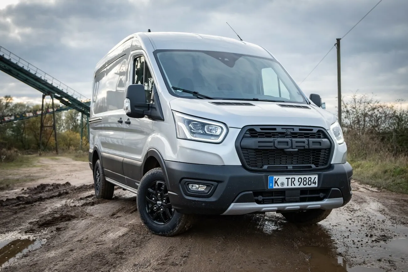 Der Ford Transit Trail 4x4 in einer leicht seitlichen Frontansicht.