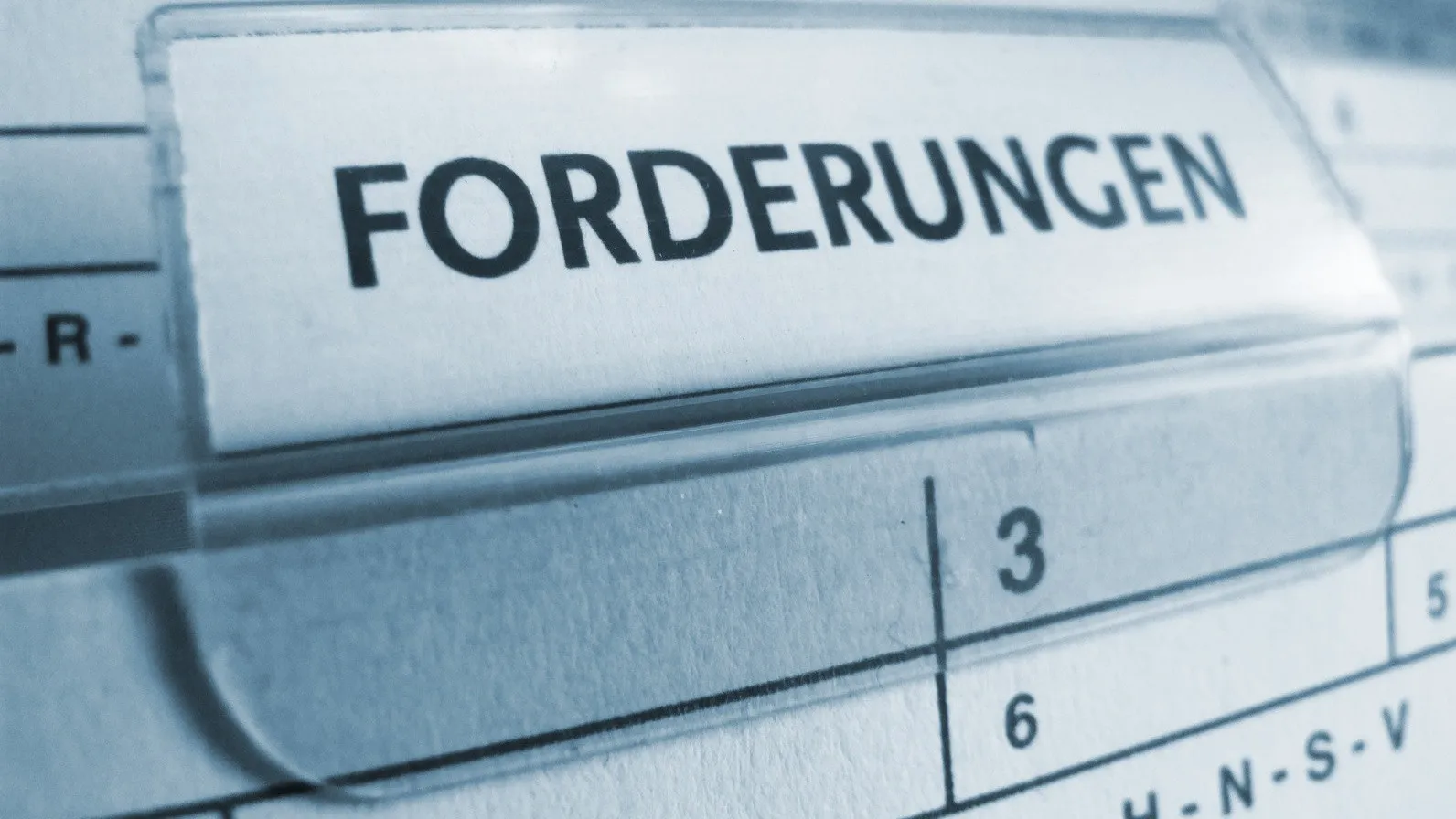 Ein Register aus Plastik mit der Aufschrift "Forderungen".