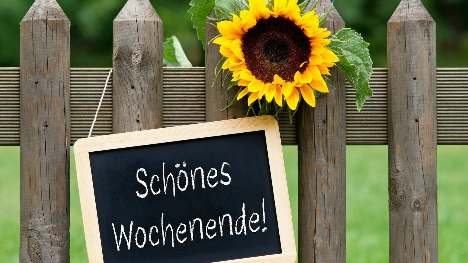 Wer seine Kunden per E-Mail ins Wochenende verabschieden will, sollte das neutral tun und sich nicht anbiedern.