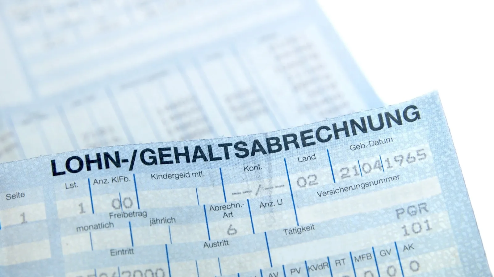 Eine Nahaufnahme einer blauen Lohn-/ Gehaltsabrechnung.