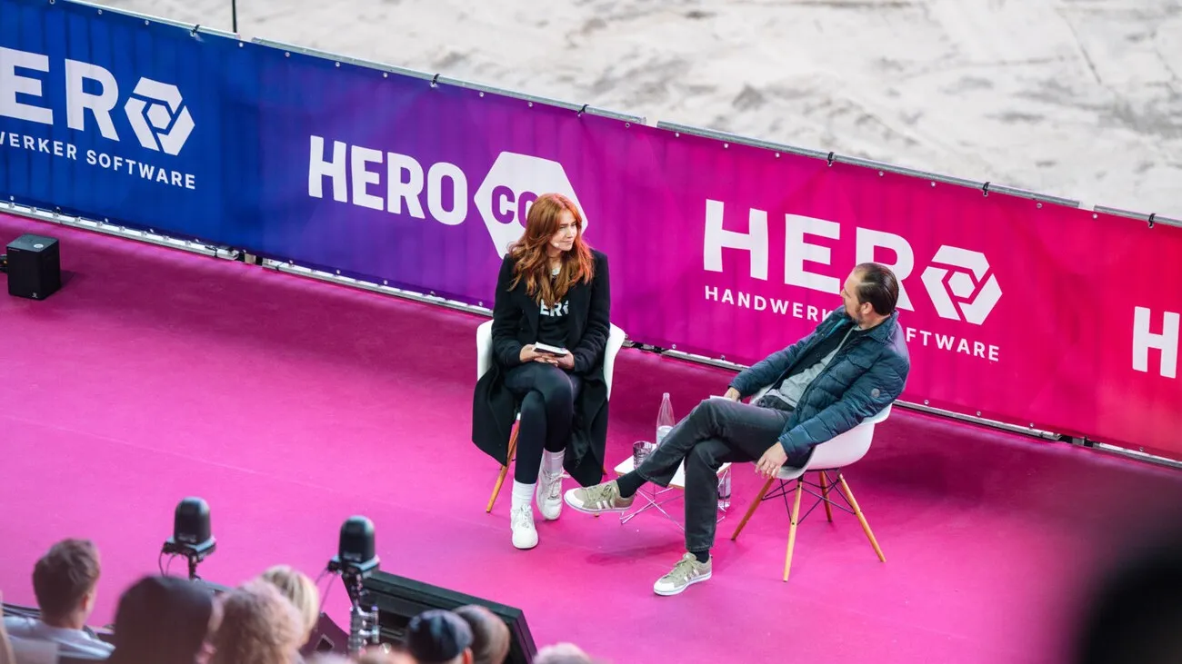 Eines der Programm-Highlights im vergangenen Jahr war die Buchvorstellung von Sandra Hunke – hier auf der Bühne im Interview mit Patrick Neumann.