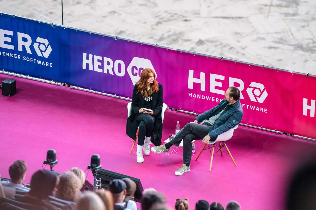 Eines der Programm-Highlights im vergangenen Jahr war die Buchvorstellung von Sandra Hunke – hier auf der Bühne im Interview mit  Patrick Neumann.