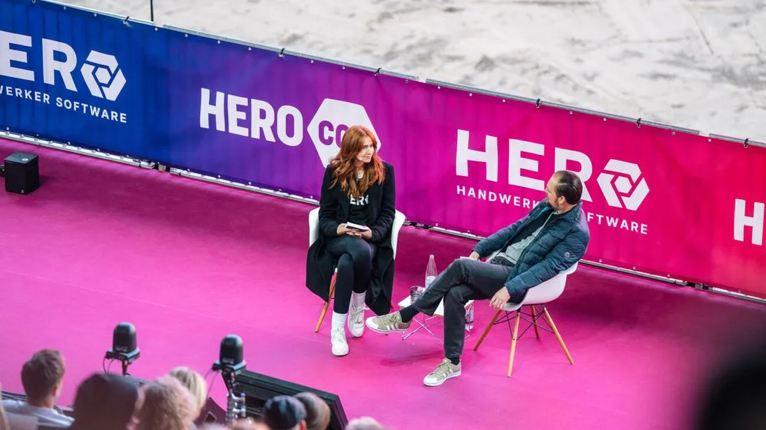 Eines der Programm-Highlights im vergangenen Jahr war die Buchvorstellung von Sandra Hunke – hier auf der Bühne im Interview mit  Patrick Neumann.