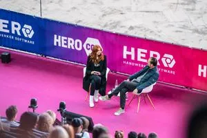 Eines der Programm-Highlights im vergangenen Jahr war die Buchvorstellung von Sandra Hunke – hier auf der Bühne im Interview mit  Patrick Neumann.