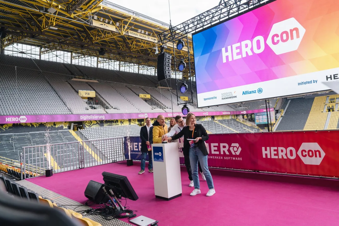 Niklas Palm (Bildmitte) bei der Eröffnung der Herocon 2025.