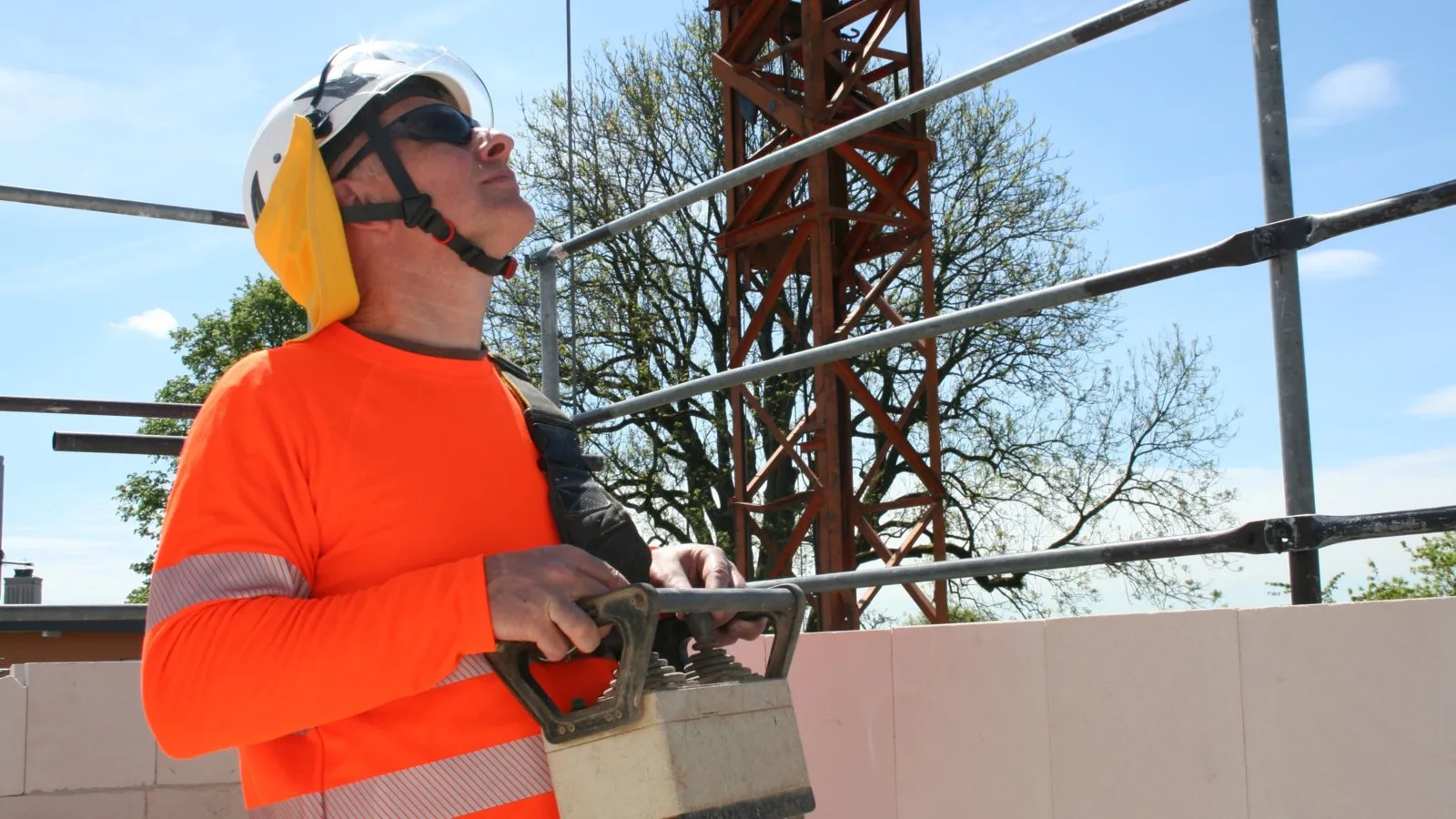 Ein Nackentuch am Helm schützt die sonst freiliegende Haut zwischen Helm und Oberteil.