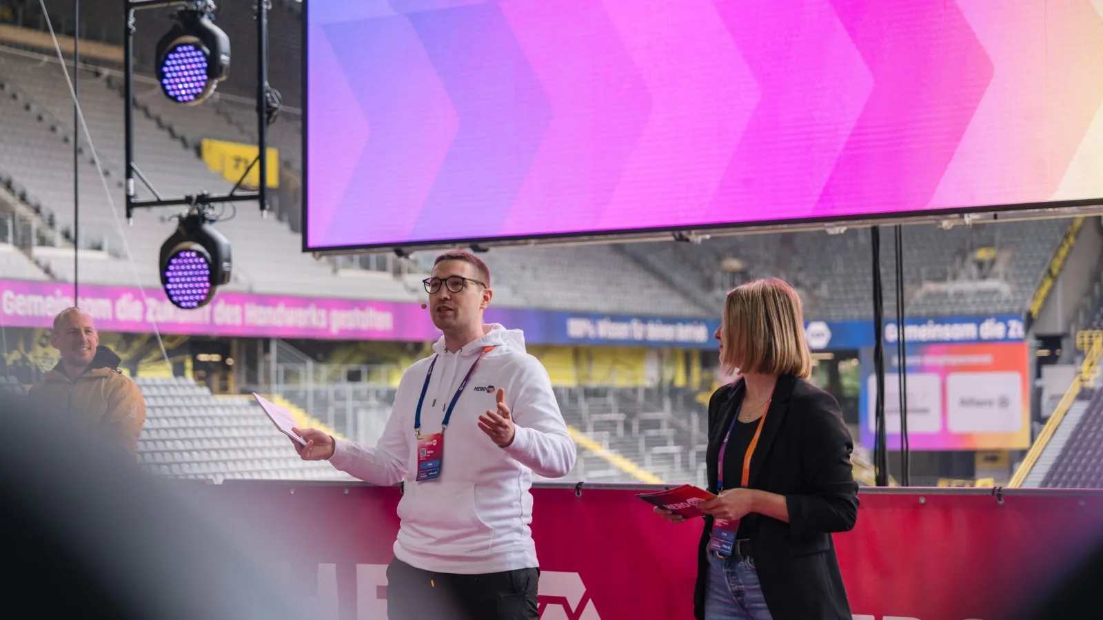 Herocon-Gründer Niklas Palm auf der Herocon 2025 mit Lara Hirsekorn, eine Co-Organisatorin des Events. Im Interview spricht er über Digitalisierung im Handwerk und neue Impulse für Handwerksbetriebe.