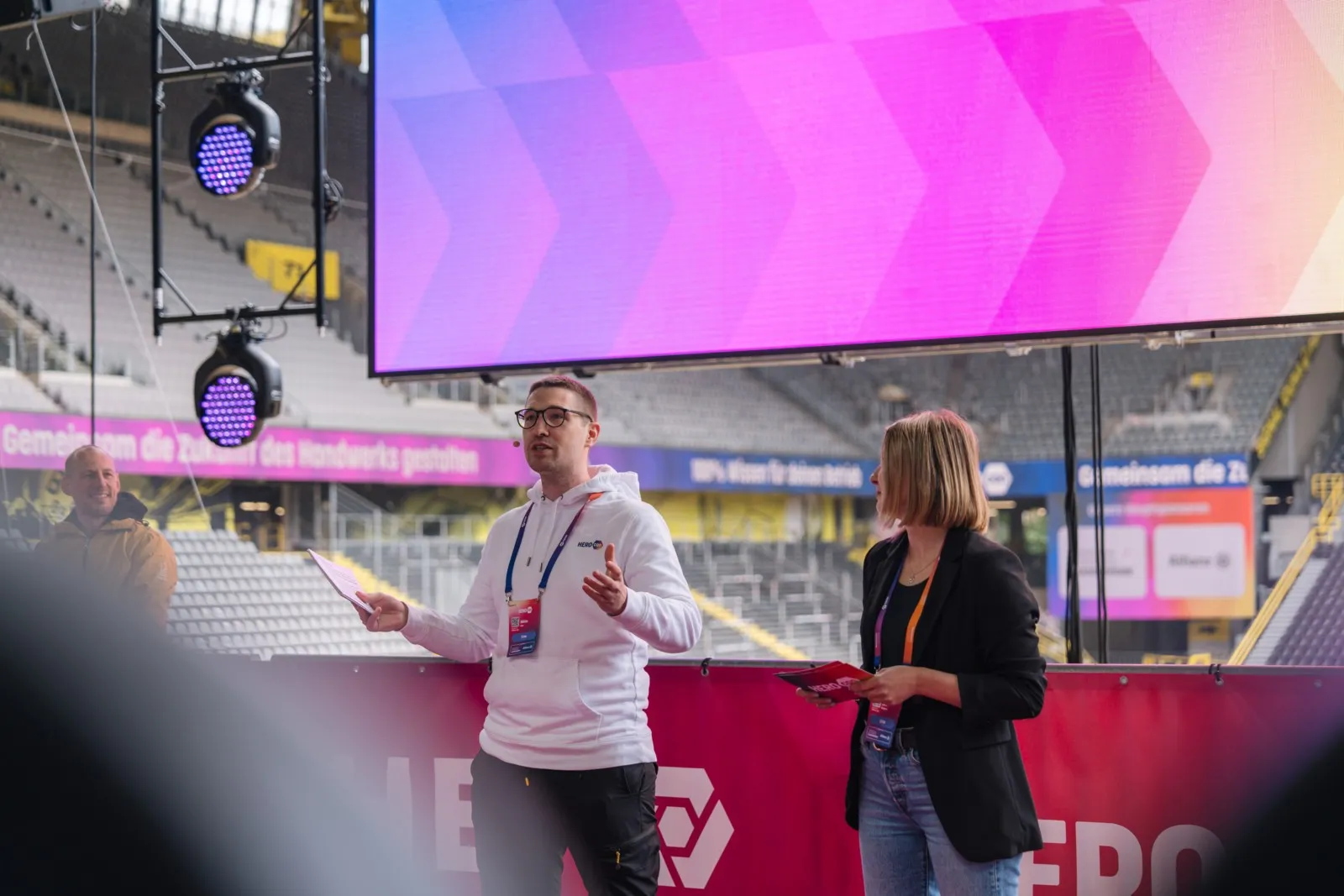 Herocon-Gründer Niklas Palm auf der Herocon 2025 mit Lara Hirsekorn, eine Co-Organisatorin des Events. Im Interview spricht er über Digitalisierung im Handwerk und neue Impulse für Handwerksbetriebe.