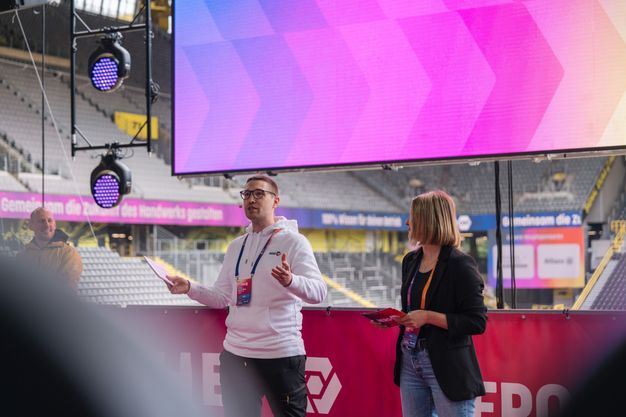 Herocon-Gründer Niklas Palm auf der Herocon 2025 mit Lara Hirsekorn, eine Co-Organisatorin des Events. Im Interview spricht er über Digitalisierung im Handwerk und neue Impulse für Handwerksbetriebe.