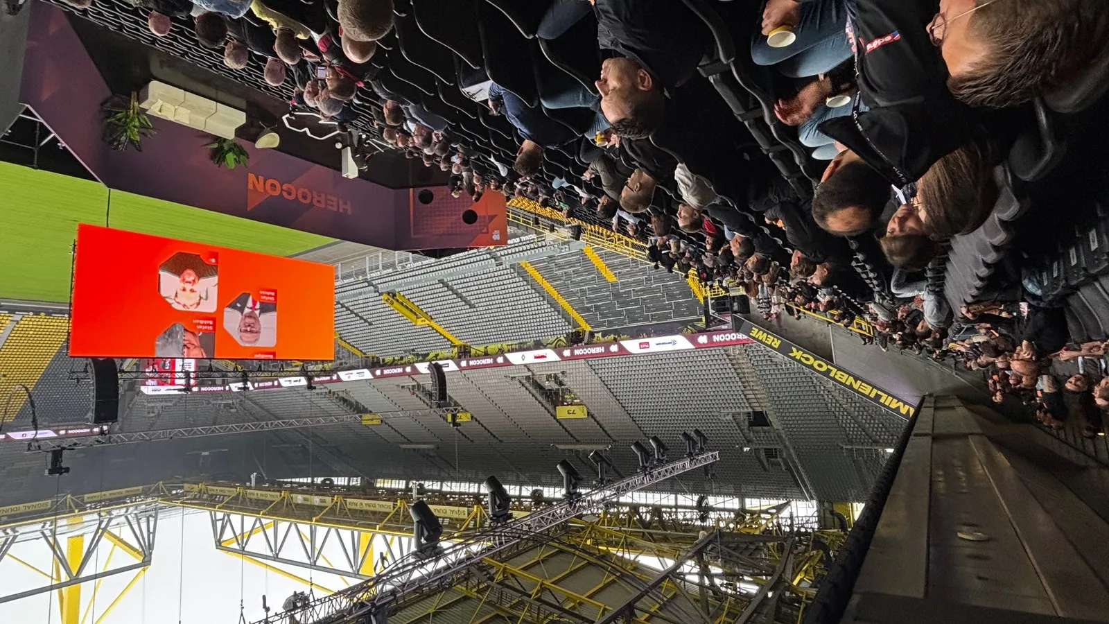 Publikum-Stadion-Herocon