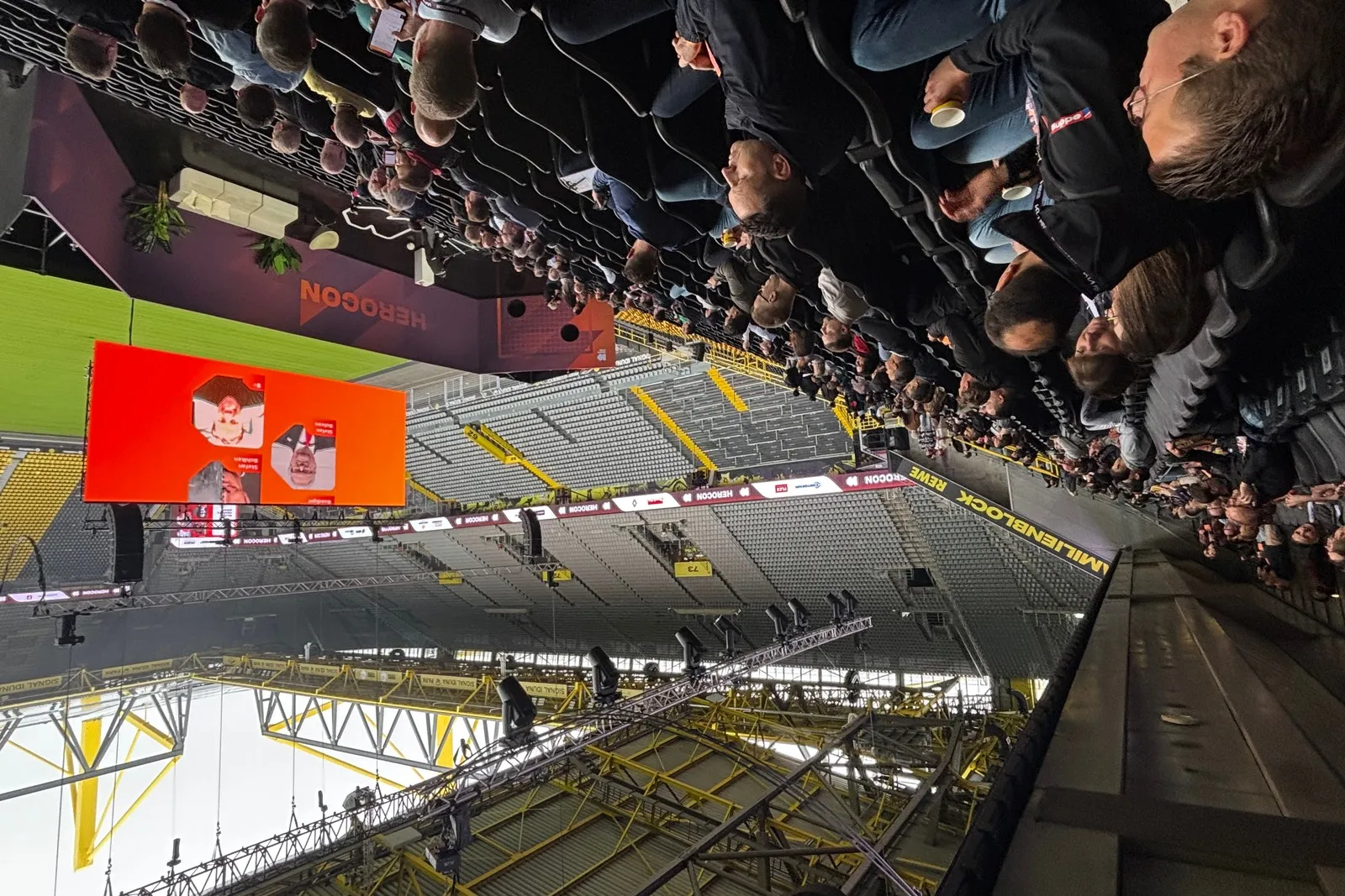 Publikum-Stadion-Herocon
