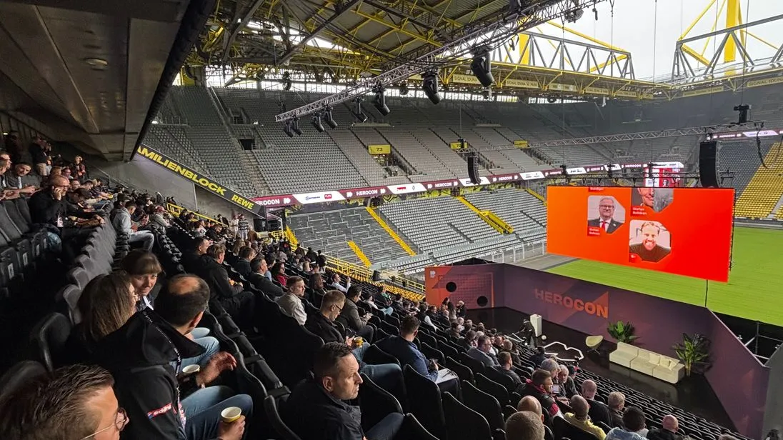 Publikum-Stadion-Herocon