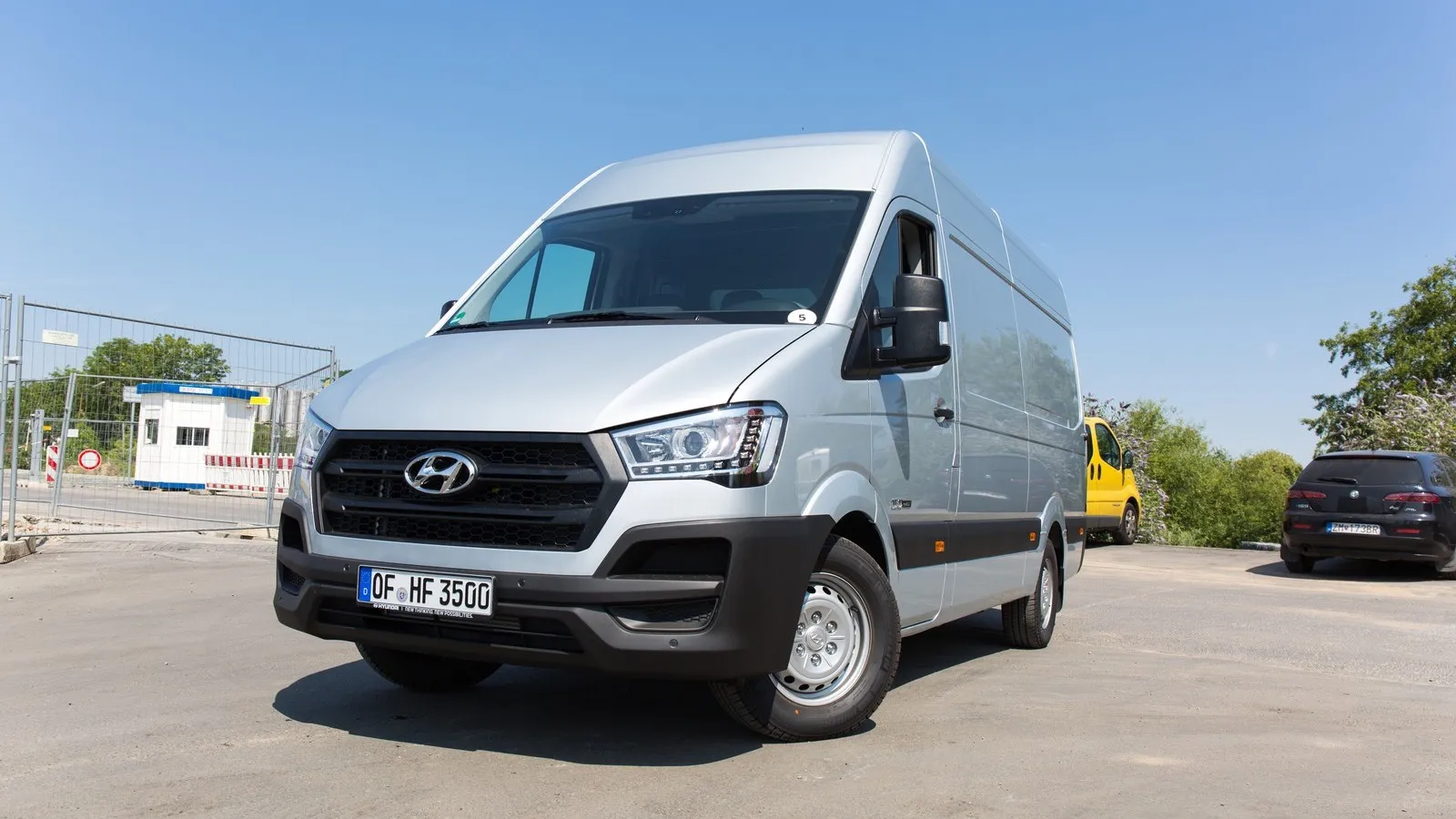 Der Hyundai H350 in silber, in der Frontansicht.