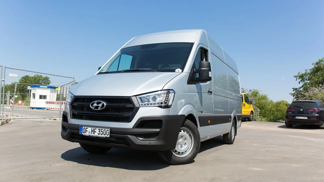 Der Hyundai H350 in silber, in der Frontansicht.