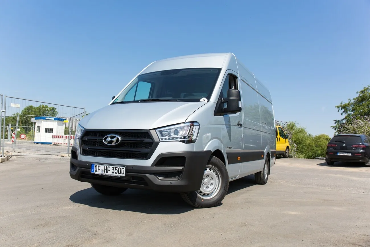 Der Hyundai H350 in silber, in der Frontansicht.