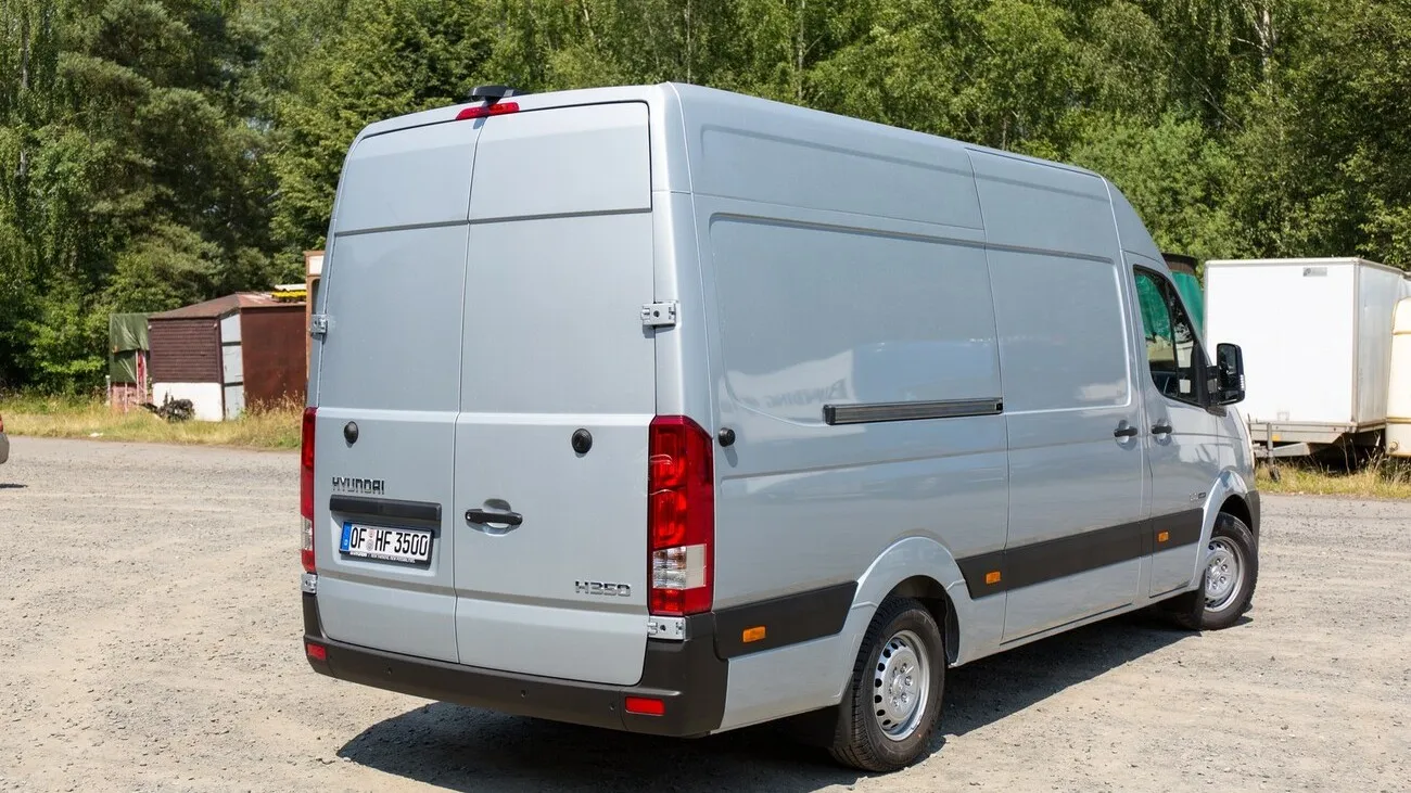Der Hyundai H350 in silber. Blick schräg auf den hinteren Teil des Fahrzeugs.