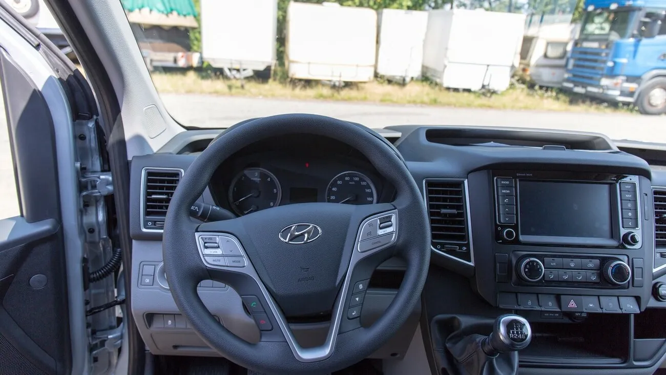 Der Hyundai H350 von innen. Blick aus Perspektive des Fahrers auf das Cockpit und durch das Frontscheibe nach außen.