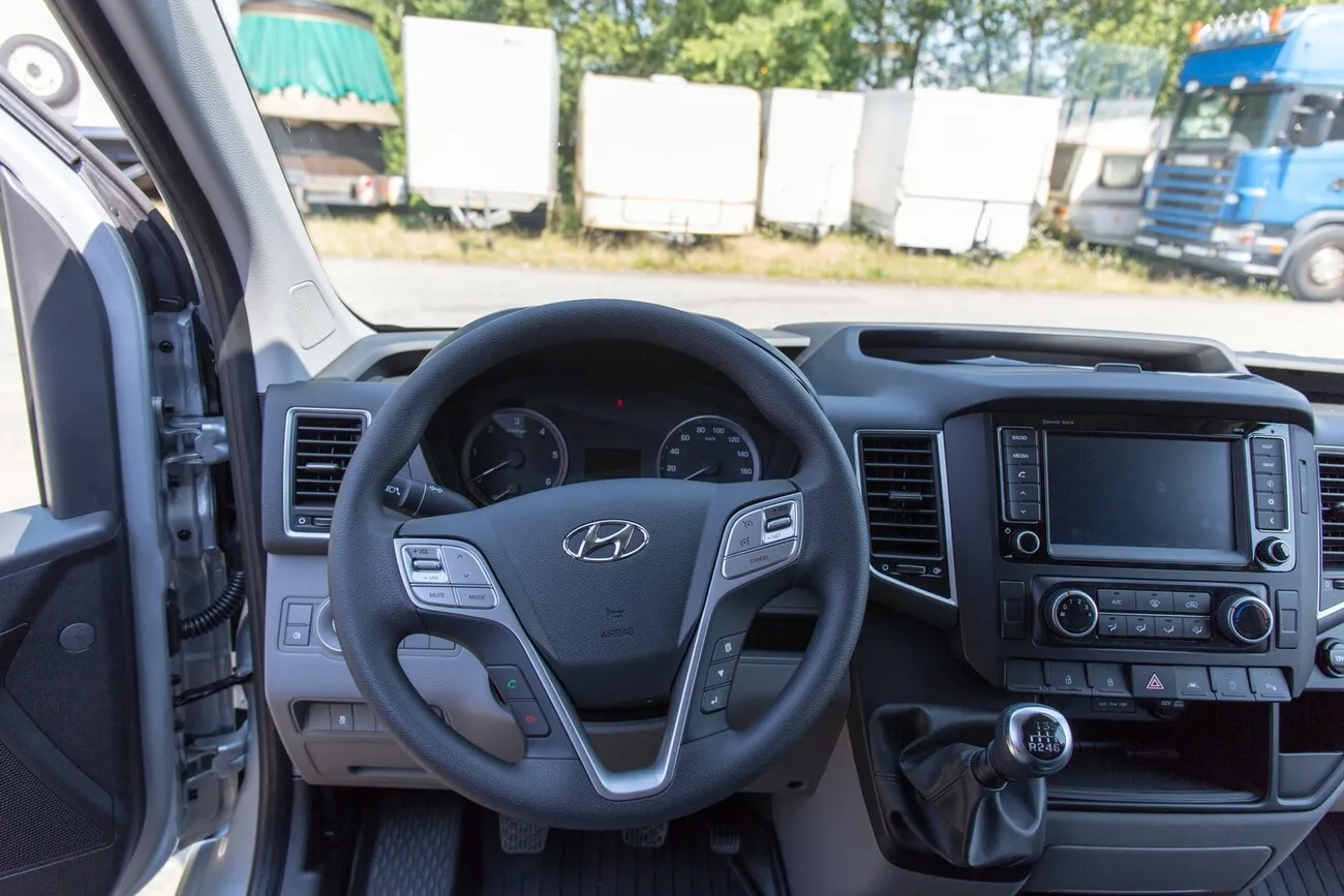 Der Hyundai H350 von innen. Blick aus Perspektive des Fahrers auf das Cockpit und durch das Frontscheibe nach außen.