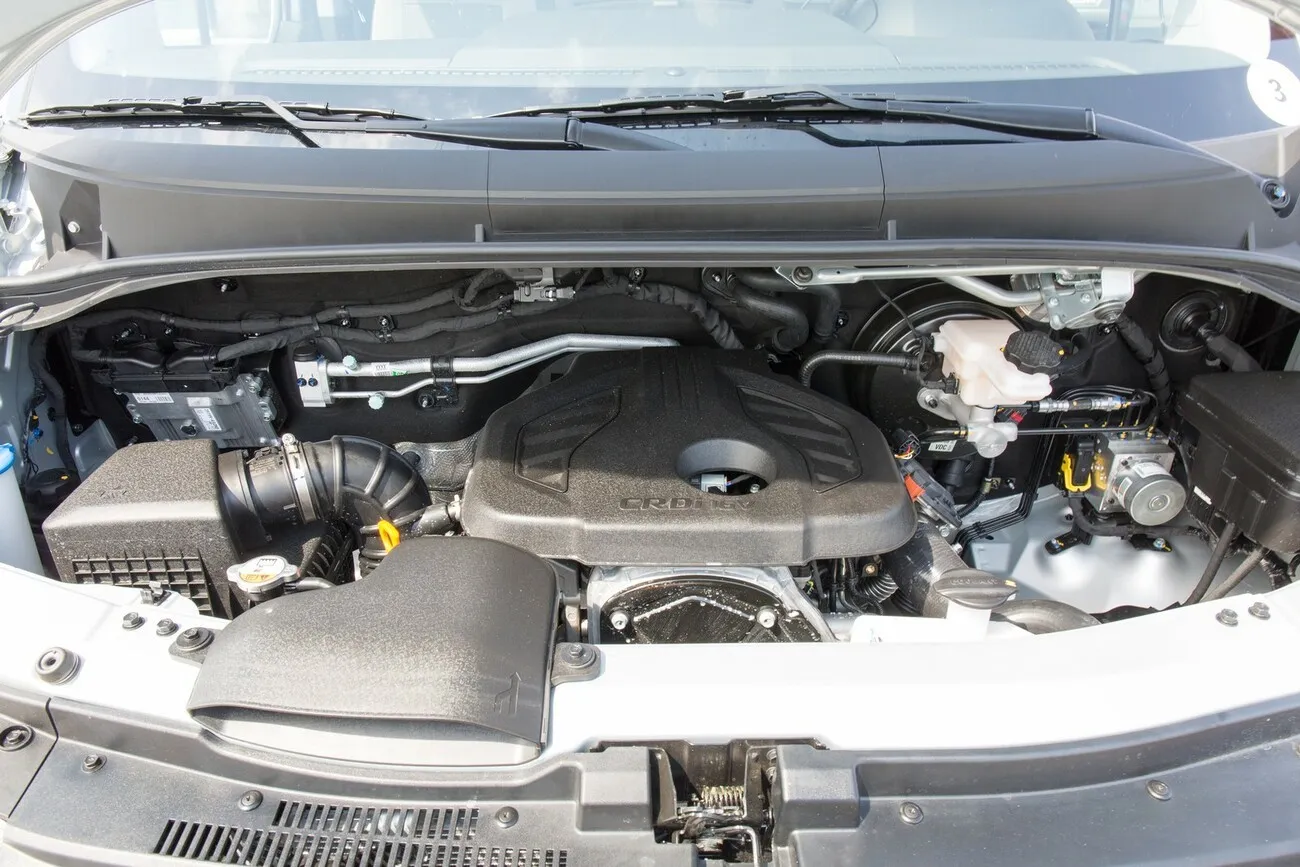 Ein Blick unter die Motorhaube auf den Motor des Hyundai H350.