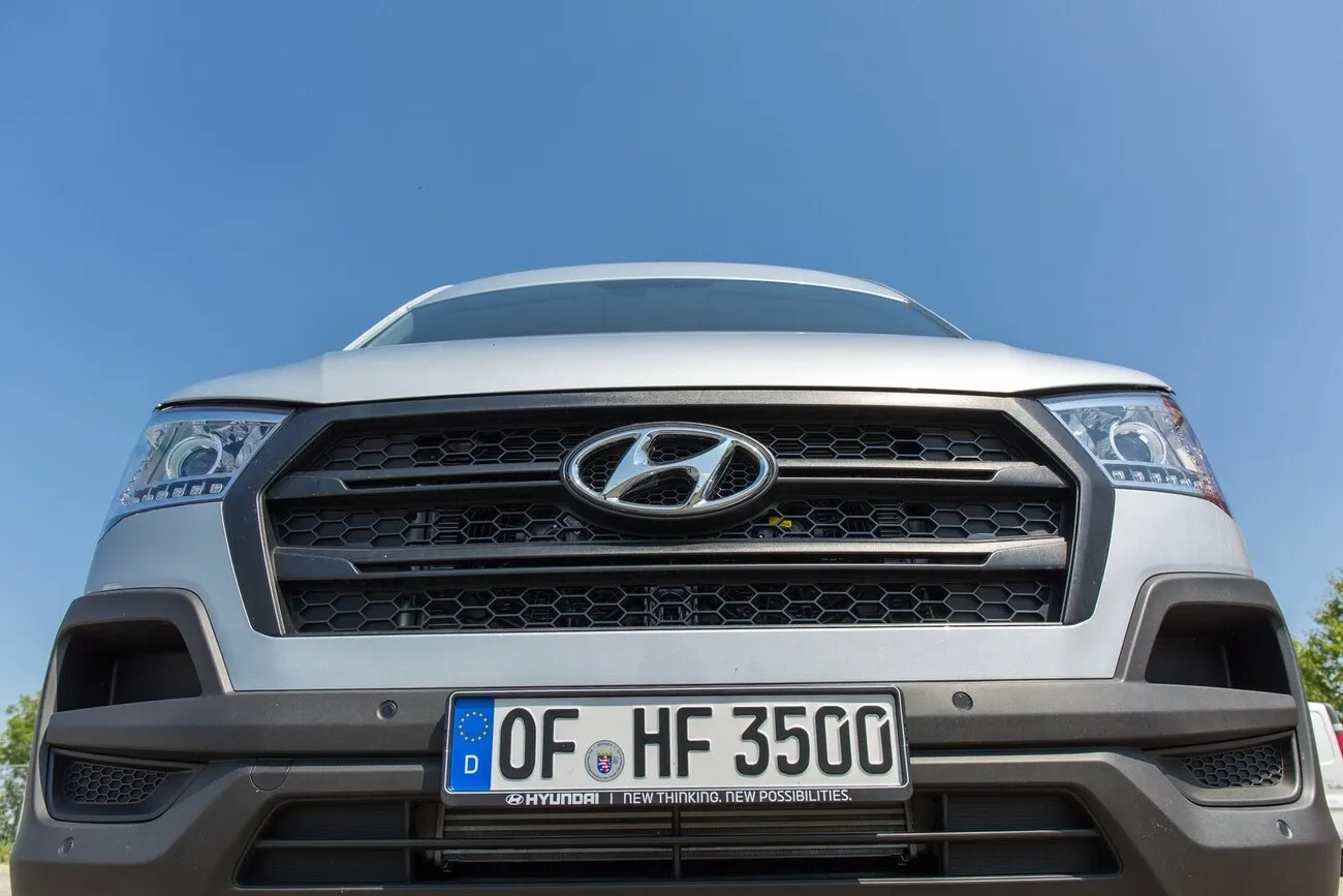 Frontansicht aus der Froschperspektive auf den Hyundai H350.