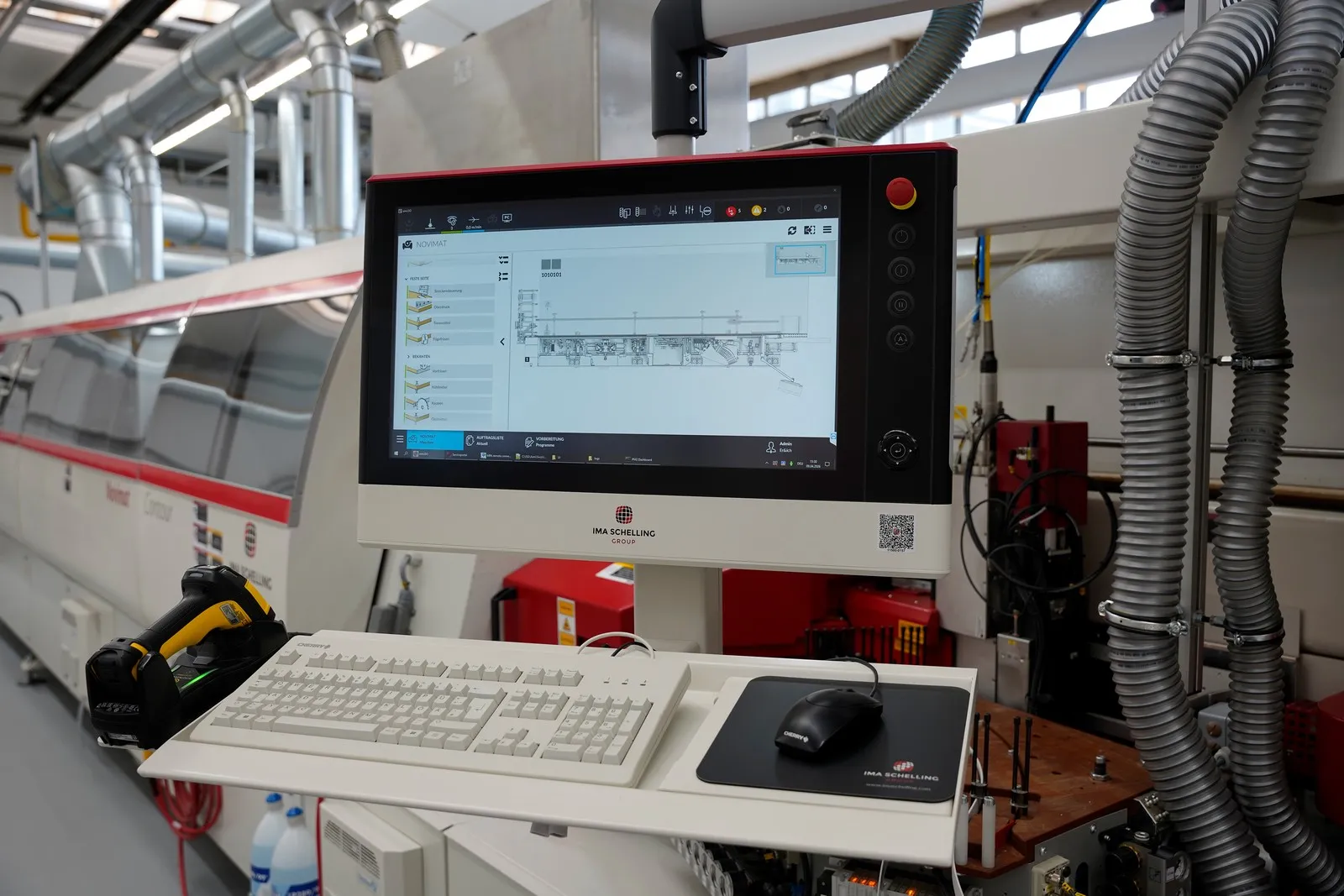 ein Bildschirm mit einer Software. Mit aimi bündelt IMA Schelling Maschinensteuerung, Sicherheitsmanagement und Vernetzung in einer regelkonformen Softwareplattform.