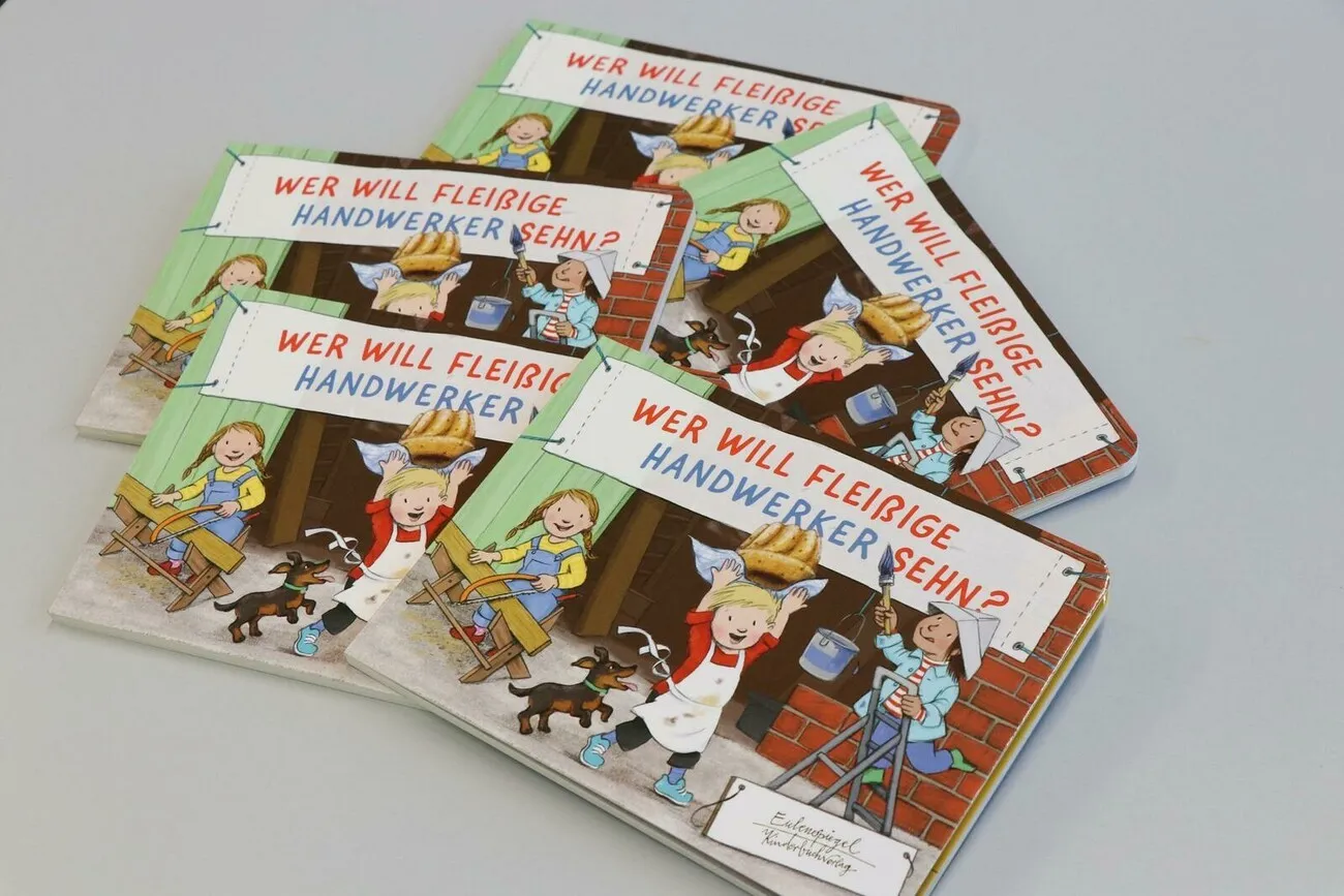 Fünf Exemplare des Buches "Wer will fleißige Handwerker sehn?".