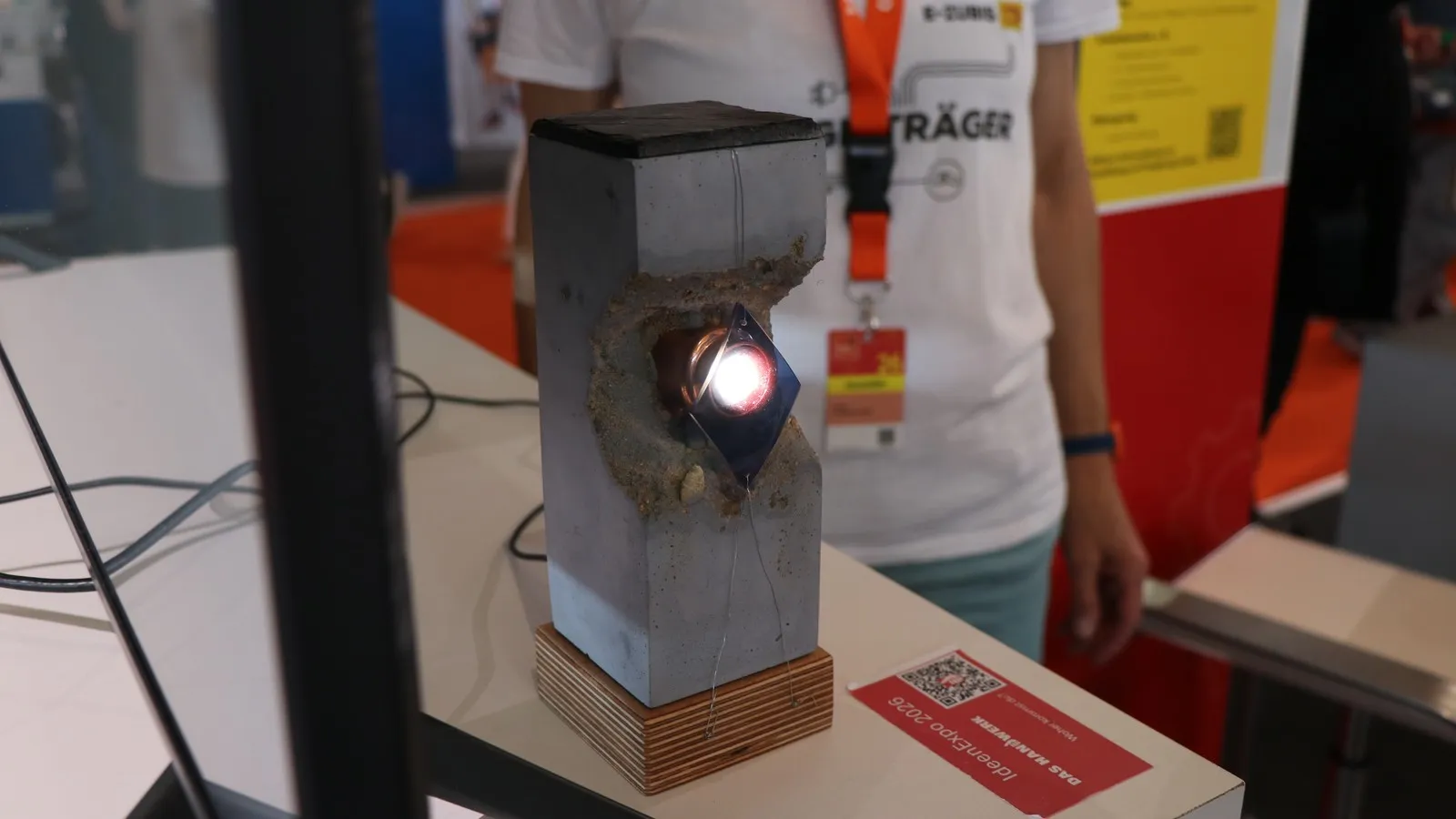 Angeschlossen an einem Fernseher wirft die fertige Industrial-Lampe ihr Licht durch eine bläuliche Linse.