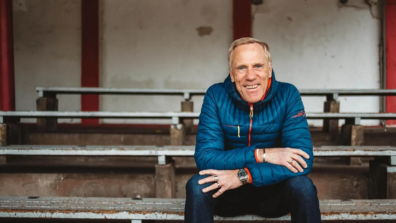Foto von Sportwissenschaftler Ingo Froböse sitzend auf einer Bank.
