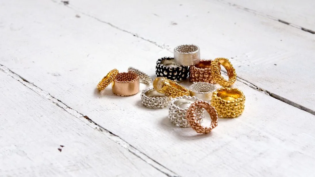 Mal mit Stein und mal ohne: Den Bubble Ring gibt es in verschiedenen Varianten und Farben.