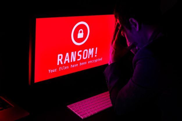 Updates und Sicherheitspatches vergessen? Ein Hacker hat das genutzt, um Kundendaten abzugreifen und auch deren Systeme zu verschlüsseln.