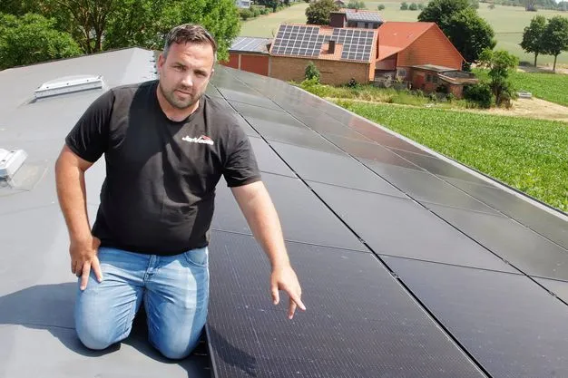 Welches Fachwissen ist nötig, um eine Photovoltaik-Anlage aufs Dach zu bringen? Es gehe um die Statik des Dachstuhls und den Zustand der Dachabdeckung, sagt Dachdeckermeister Jan Voges. Wer das nicht beachtet, müsse mit Problemen rechnen.