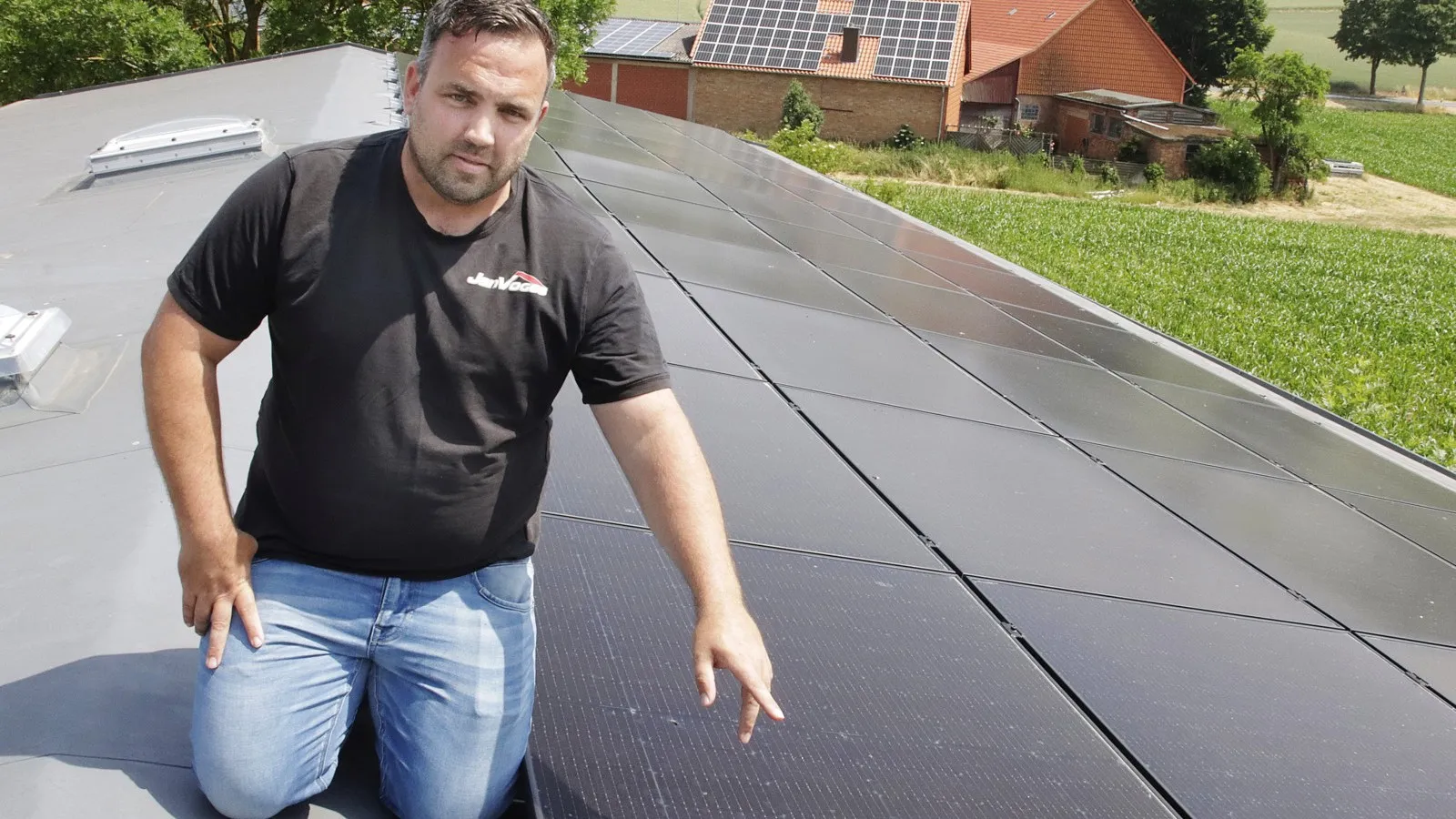 Jan Voges arbeitet zwar an der Energiewende mit, im Interview verrät der Dachdeckermeister, warum er nicht mit Politikern tauschen will.