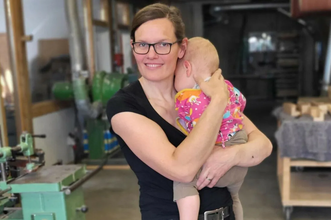 Tischlermeisterin Johanna Röh zusammen mit ihrer Tochter in ihrer Tischlerei im niedersächsischen Alfhausen.