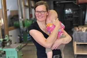 Tischlermeisterin Johanna Röh zusammen mit ihrer Tochter in ihrer Tischlerei im niedersächsischen Alfhausen.