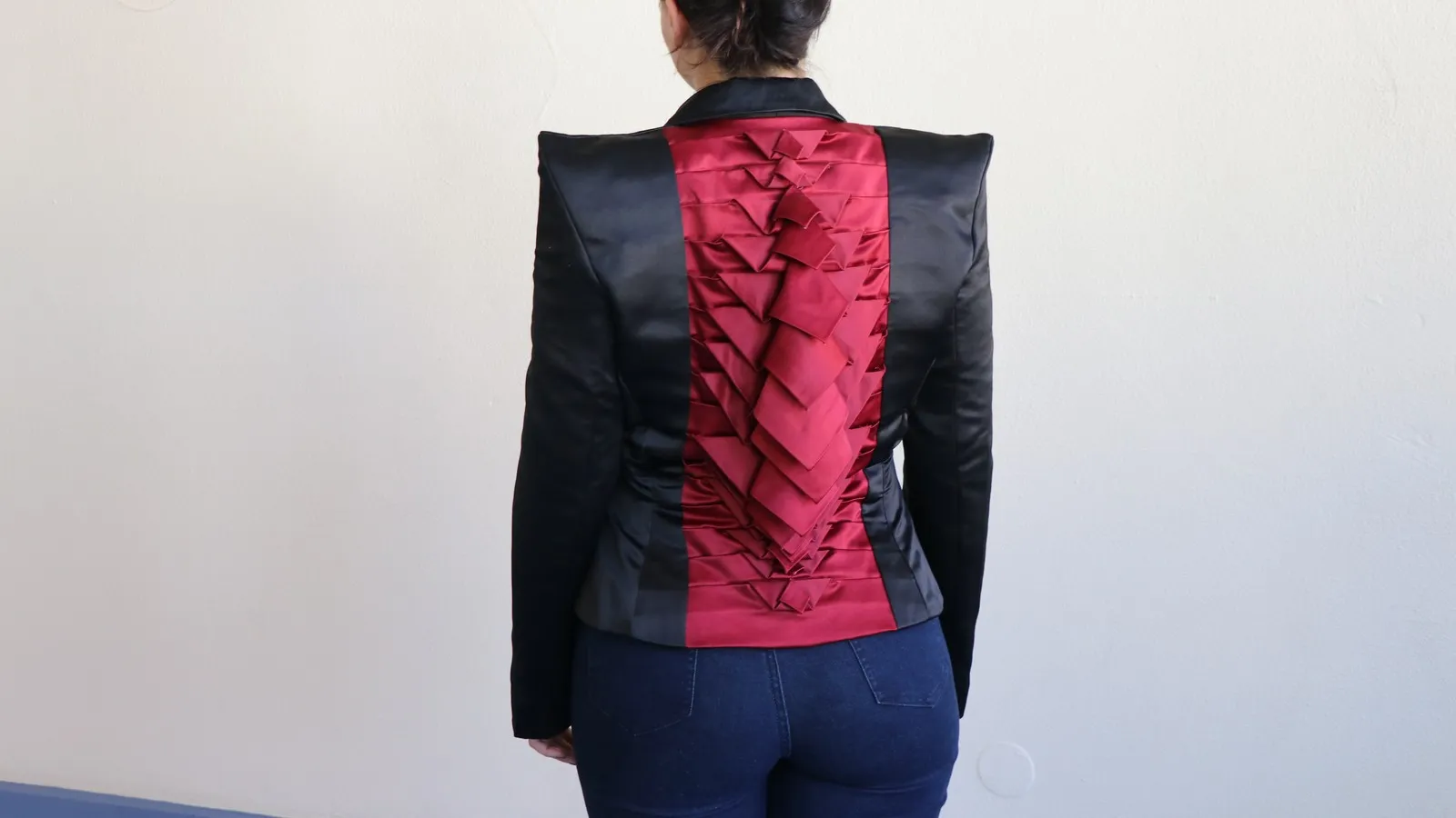 Der Rücken des Blazers sieht aus wie Drachenschuppen.